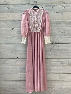 Vintage 1970s Elegant Pink Lace-Trimmed Cottagecore Prairie Dress Little House